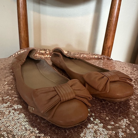 Tory Burch Women's Tan Flats with Bow - Picture 1 of 8